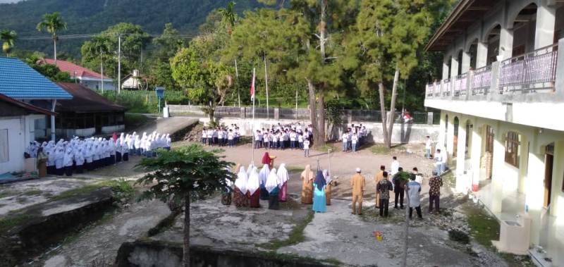 Suasana Upacara Bendera Pagi Hari MAS PPTI Malalo